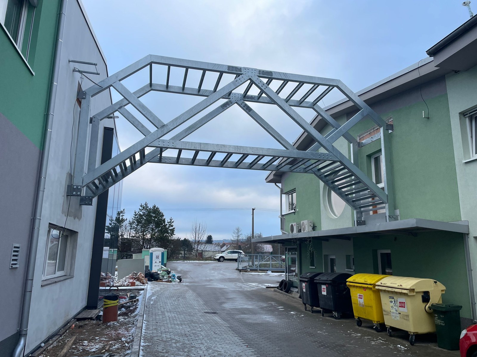 Sestava kovového schodiště s podestami a zábradlím před instalací